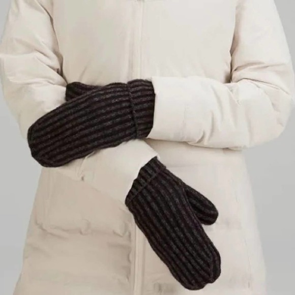 lululemon athletica Accessories - LULULEMON Textured Fleece Lined Mittens Womens XS Small XS/S Black NWT